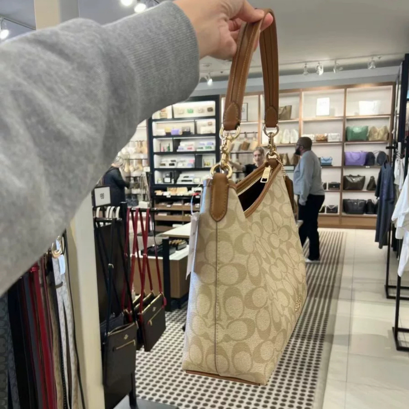 แท้💯%/Outlets ปลอดภาษี กระเป๋าสะพายข้างผู้หญิง Coach CR149 กระเป๋าถือ กระเป๋าสะพายไหล่ ทรงโท้ท สําหรับสตรี