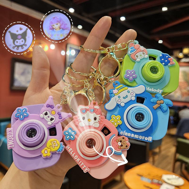 [พร้อมส่ง]พวงกุญแจกล้องโปรเจคเตอร์ ลายการ์ตูน มีไฟ ดีไซน์สวยงาม เหมาะกับของขวัญวันหยุด สําหรับห้อยกระเป๋านักเรียน