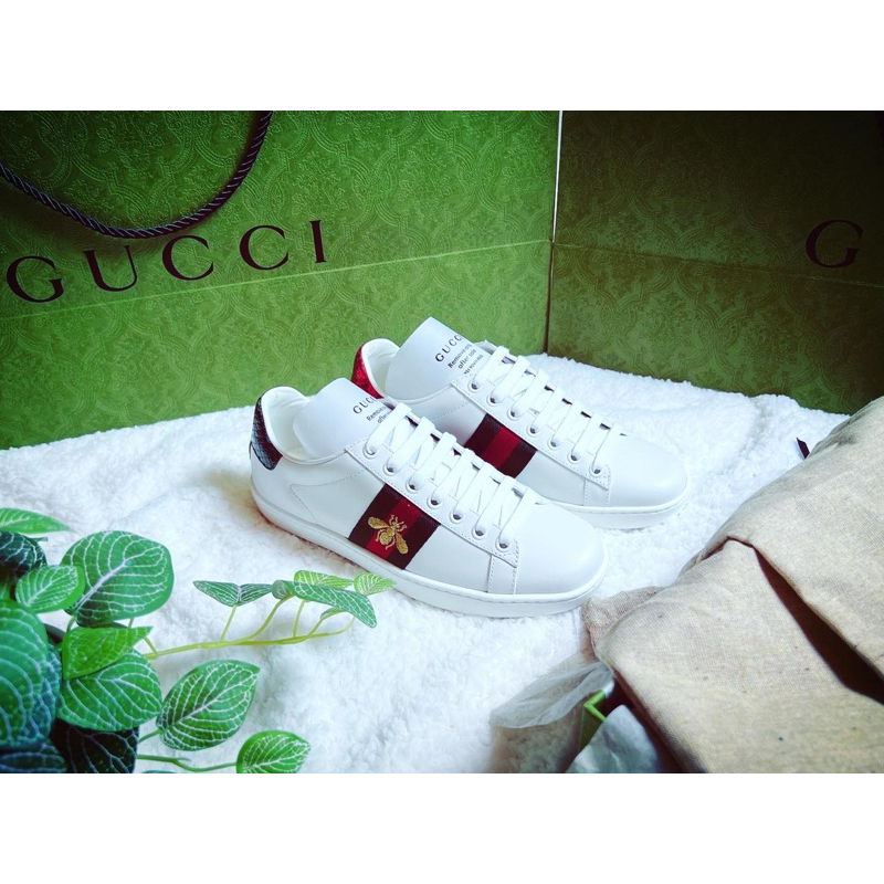 Gucci รองเท้า gucci สีขาว ลายผึ้งสุดฮิต ตัวดังใน tiktok ของแท้ งาน Shop ไทย