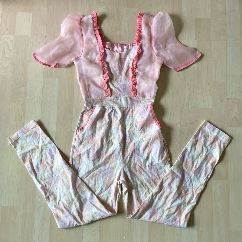 Valley Girl จั๊มสูทขายาวลายดอกไม้สีชมพู