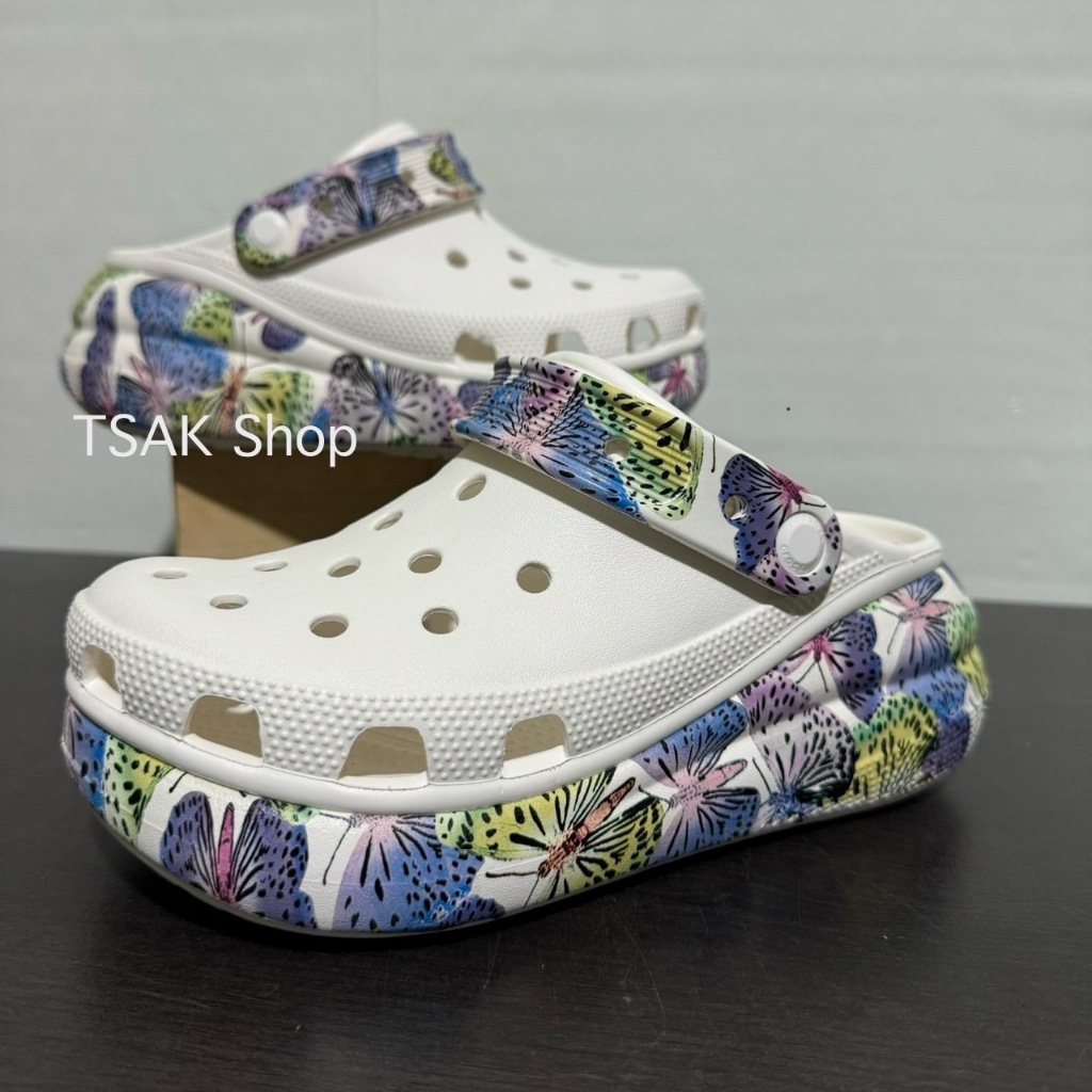 รองเท้าแตะ แบบสวม Crocs Classic Crush Butterfly รองเท้าส้นสูง ลายผี่เสือ