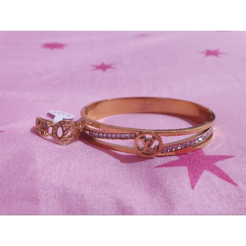 เซต  กำไล  แหวน  Louis Vuitton พร้อมส่งคะ 💍💎🛍️ สนใจทักมาสอบถามได้นะคะ