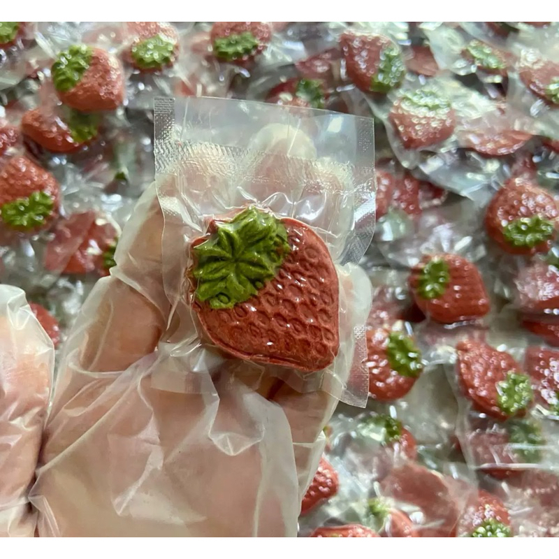 [ZC] คุกกี้ปั้นมือ รูปสตรอว์เบอรี่ 7 g./ชิ้น เนื้อไก่ผสมนมแพะ ขนมทานเล่นสุนัข แมว หนูแฮมสเตอร์ ชูการ์ กระต่ายฯลฯ