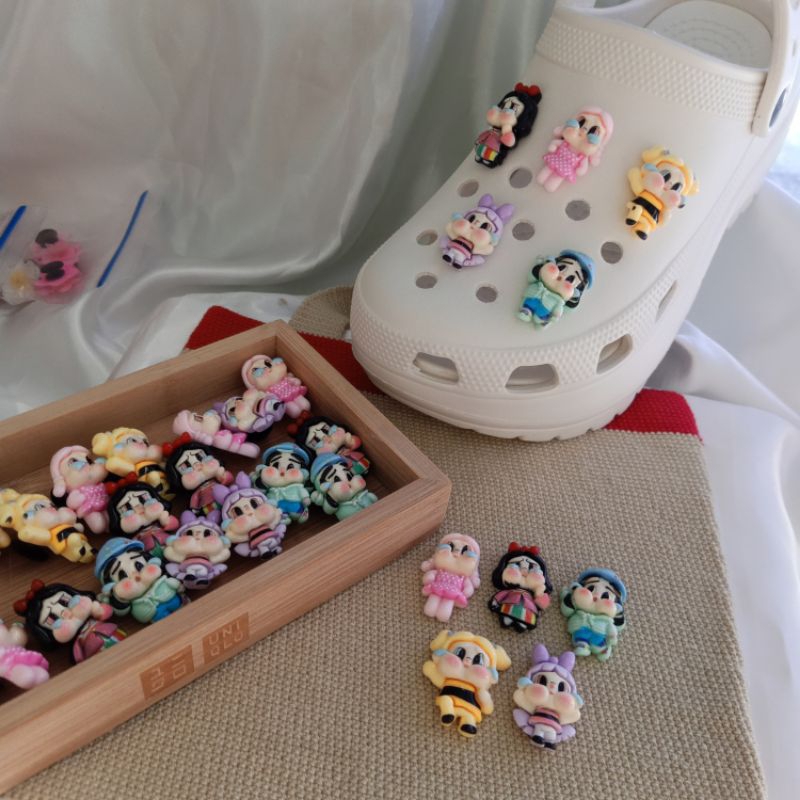 (ส่งจาก 🇹🇭 ) Crocs Jibbitz (ยกเซ็ท) ตัวติดรองเท้าตัวการ์ตูนน่าร้องไห้ ตัวติดรองเท้าที่มีรูทุกยี่ห้อลายน่ารัก