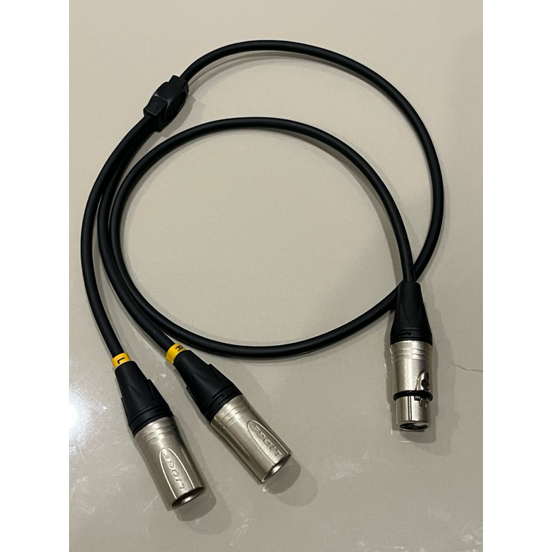 สายy XLRเมีย1-XLRผู้2 yแบบstereo แยกL/R ทำจากสายชีลสเตอริโอของDynacomหัวของLidgeช่วงyจากโรงงาน
