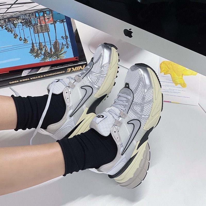 [รอสินค้า 2-5วัน] Nike W V2K Run Summit White Metallic Silver แท้ 100% (FD0736-100)