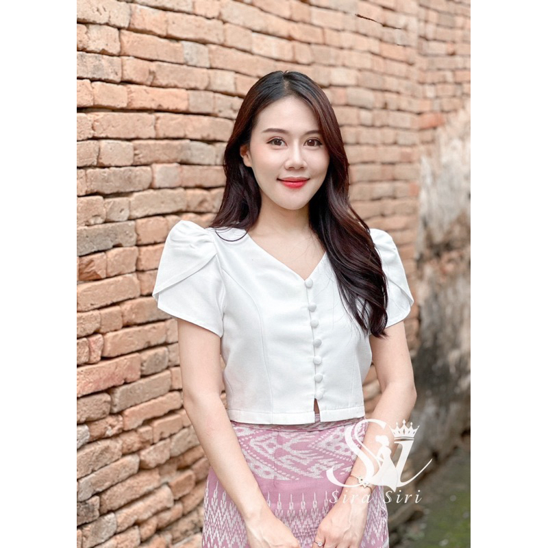 เสื้อคอวีครอปสีขาวมุก ผ้าถุงสำเร็จรูป ชุดไทยใส่ทำบุญ เสื้อผ้าไหมอิตาลี งานเกรดดี เกรดพรีเมียร์ ชุดไทย เสื้อคลอป
