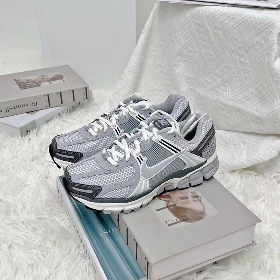 ❤ ของแท้100% รองเท้าผ้าใบ❤ NIKE AIR ZOOM VOMERO 5 FQ6868-111.FQ6868-181.FD0884-025.FD9919-001.FB8825-001 sneakers