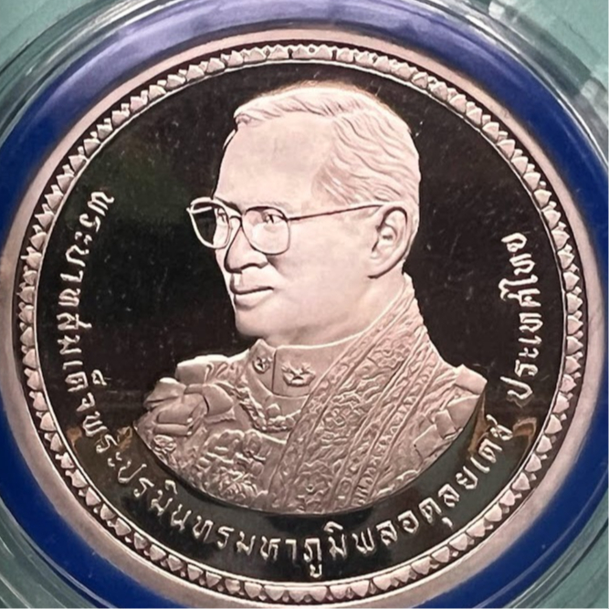 เหรียญเงินขัดเงา 800 บาท วาระพ่อหลวง ร.9  พระชนมายุ 80 พรรษา ** 5 ธค.2550 ** ของแท้ ไม่ผ่านใช้