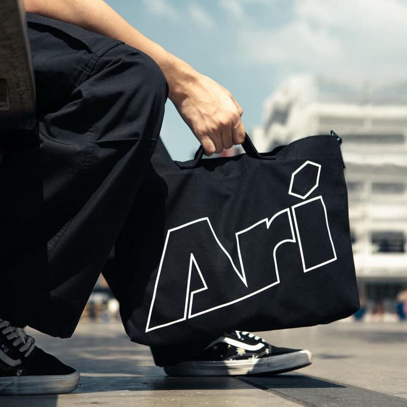 กระเป๋าสะพายไหล่ อาริ สีดำ ARI SHOULDER BAG - BLACK ของแท้