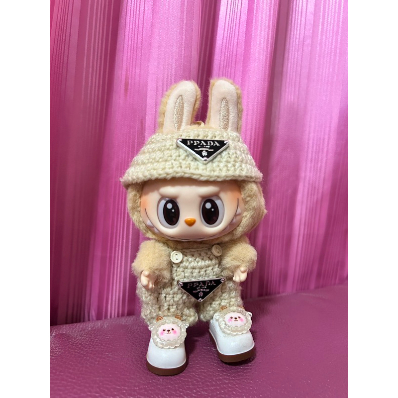 ชุดน้องลาบูบู้ #labubu ชุดไหมพรม สีครีม ป้ายดำ พร้อมหมวก งานแฮนด์เมด 100% ฟรีกระเป๋าสะพายไหมพรม