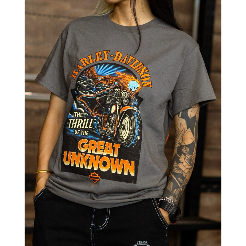 New Arrival เสื้อยืด OLP ลิขสิทธิ์แท้ Harley-Davidson of Thonburi Warlock Charcoal 40291667