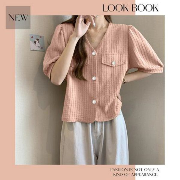 FBAShop เข้าใหม่แบบสดๆร้อน เสื้อแฟชั่นสำหรับสาวๆ รุ่นนี้ดีไซน์น่ารักมาก แต่งลายกระดุมพร้อมกระเป๋าหลอกแบบเก๋ๆ เน้นงานสีพื