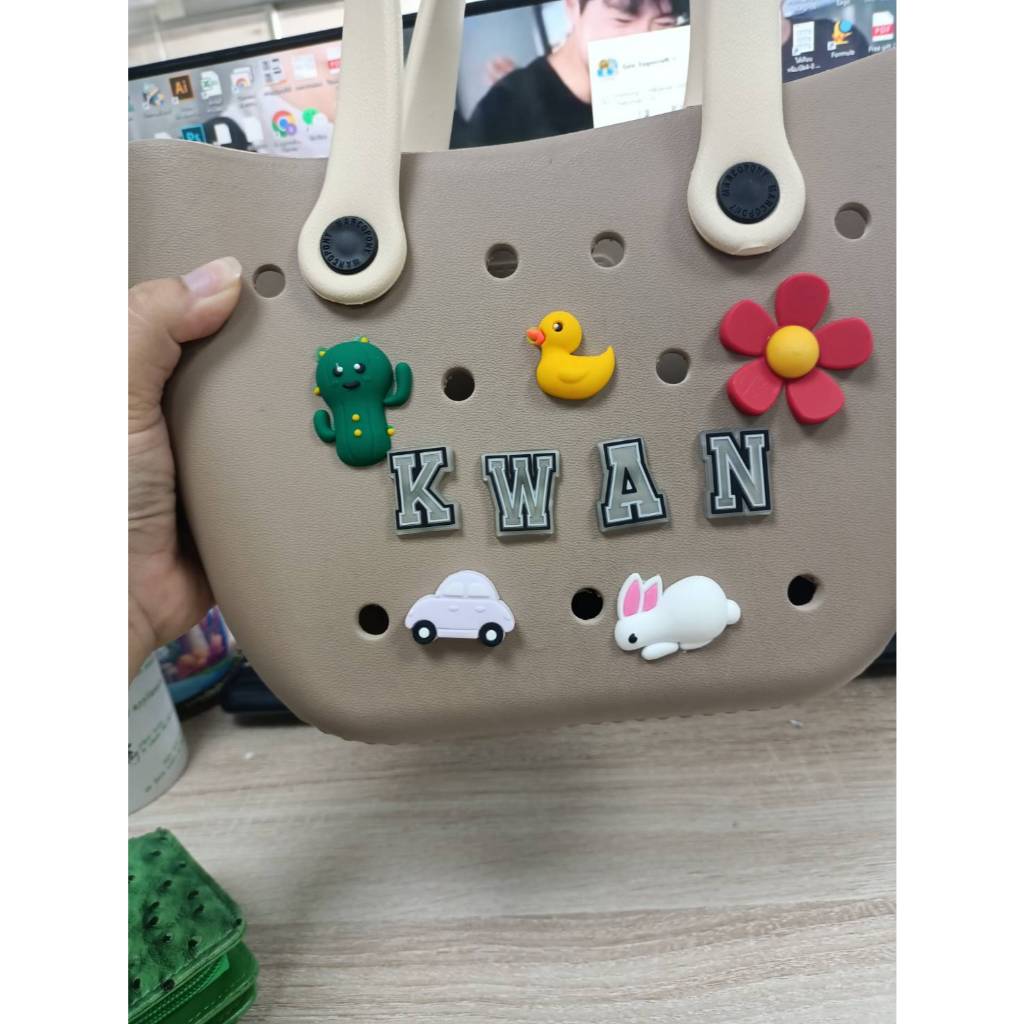 ตัวติดรองเท้า ติดกระเป๋ามีรู Pvc ตัวอักษร A-Z เลข0-9  เรืองแสง  ตัวติดรองเท้าหัวโตจิ๊บบิต