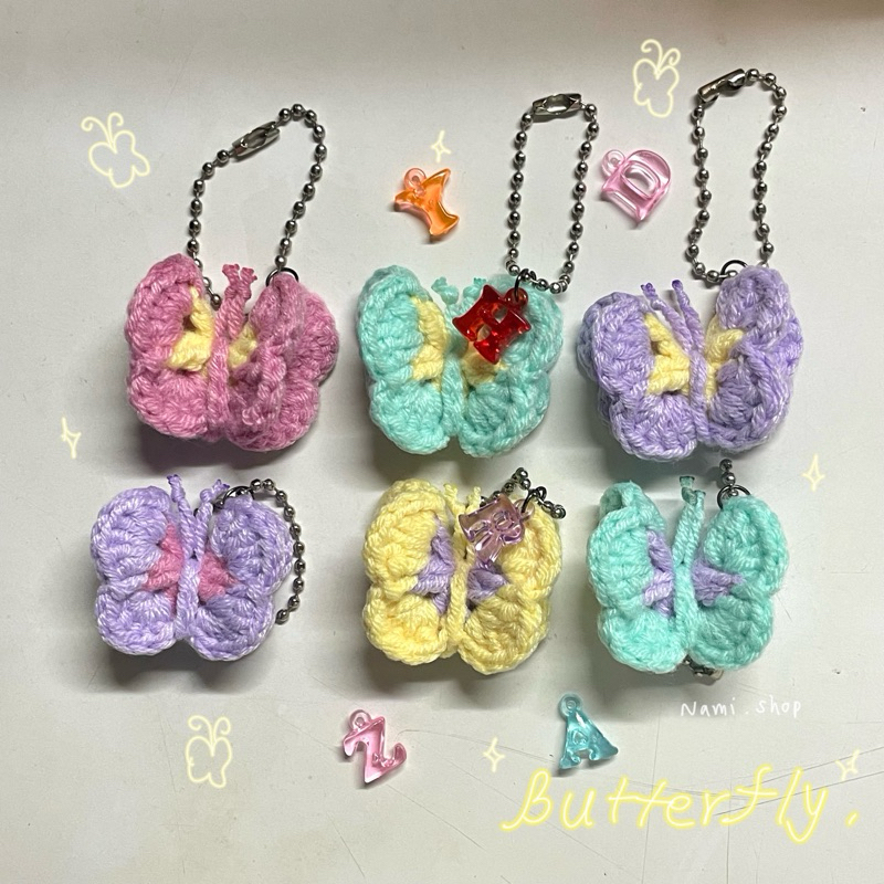 พวงกุญแจผีเสื้อไหมพรม ใส่อักษรทักแชท สุ่มสีอักษร butterfly keychainพวงกุญแจห้อยกระเป๋า ของขวัญปัจฉิม พวงกุญแจตัวอักษร