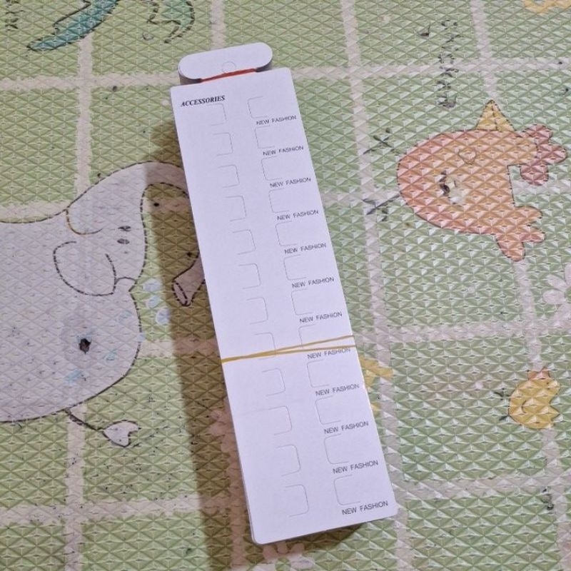 แผง กิ๊บ ยาว ใส่กิ๊บได้ 12 ตัว 1 ก้อนมี 100 ใบ ขนาด 7 * 28 cm