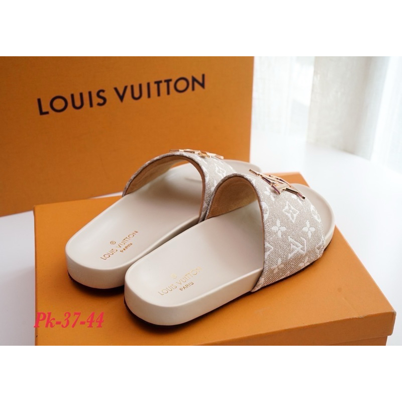 รุ่นไหนคะลูกค้า รองเท้าแตะแบบสวมผู้หญิงผู้ชายใส่ได้เหมือนกันคะ มี37—44 รบกวนทักแม่ค้าก่อนสั่งซื้อนะคะ