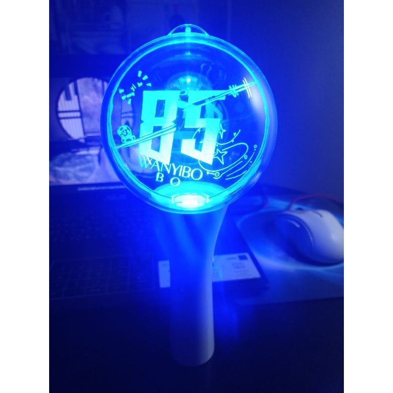 พร้อมส่ง แท่งไฟจิ๋ว หวังอี้ป๋อ ขนาด 15เซนเปลี่ยนสีได้