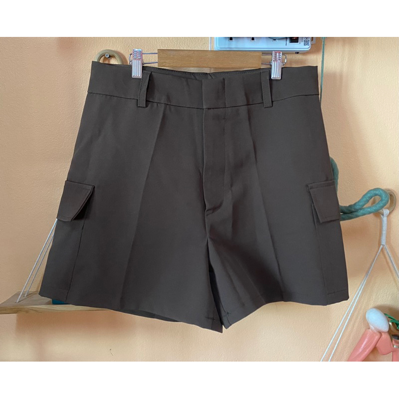 🤎เสื้อผ้ามือสองสภาพดี🤎 ส่งต่อ กางเกงผ้า ขาสั้น ป้าย April Shop สีน้ำตาลกากีเข้ม เอว 32