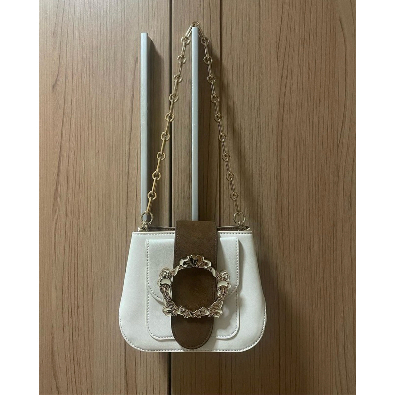 กระเป๋าสะพาย lynaround