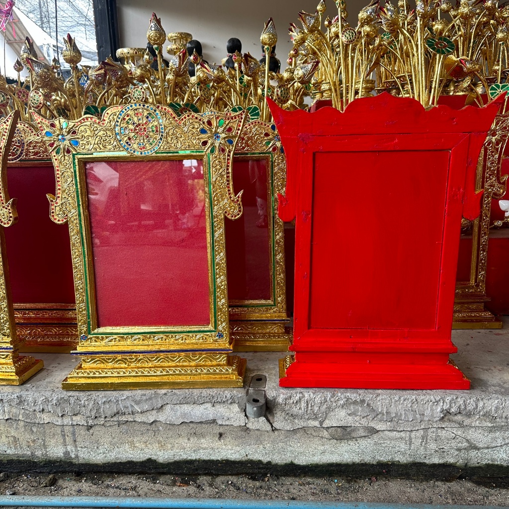 กรอบตราตั้งไม้แกะสลัก A3 ลายธรรมจักร กรอบใส่พัดยศ กรอบใส่ประกาศนียบัตร วุฒิบัตร ปริญญาบัตร ใบเกียติคุณ  ปิดทองเปลว
