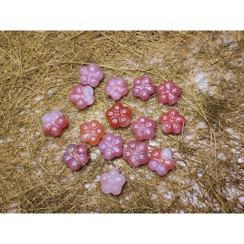 หินบอตสวาน่าแกะสลักเป็นชาร์มแต่งสร้อยลายดอกซากุระ (Botswana agate carving into Sakura flower)
