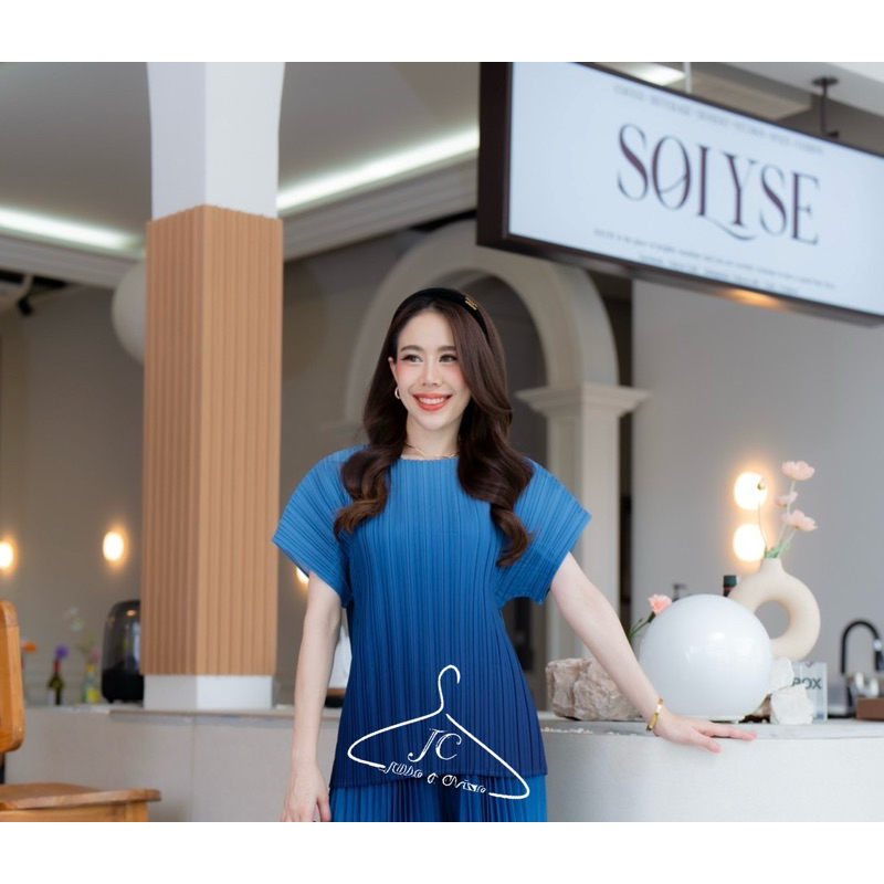 Jubbie & Chrissie : เสื้อพลีทแขนเลย Ombre (Freesize)ผ้าไหมอิตาลี อก Freesize ยืดสูงสุด 50 นิ้ว ยาว 25 นิ้ว