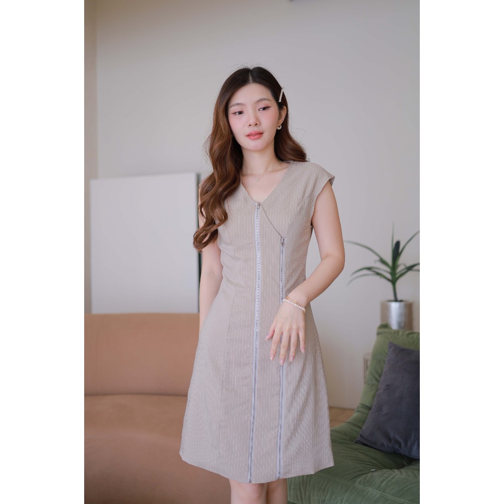J399    ชุดเดรสสีเบจ (แขนกุดมีซิป)