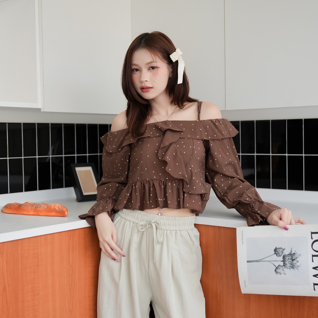 DAILYLOOK.SM --- Demi top สายเดี่ยวปาดไหล่สีน้ำตาลเข้ม ขับผิวมากกก