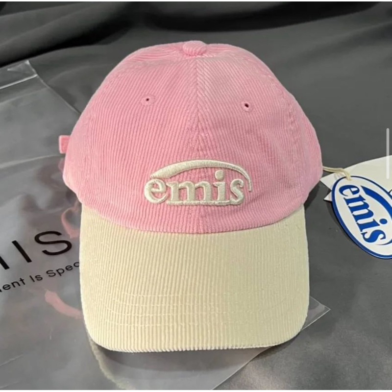 แบรนด์EMIS เป็นผ้ากำมะหยี่ หมวทรงแก๊บลูกฟูกยอดฮิต ปักลายโลโก้บนหมวก ด้านหลังสามารถปรับได้ งานปักสวยมากๆ
