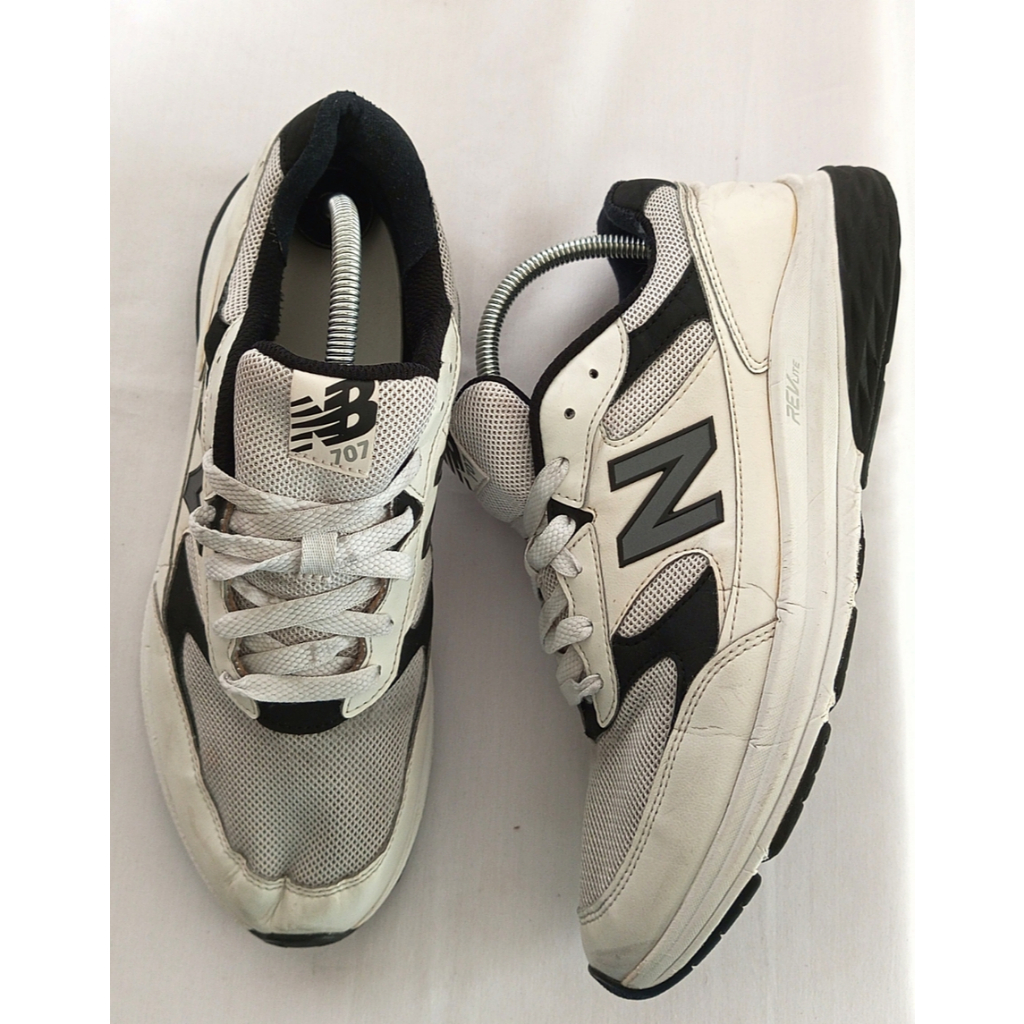 รองเท้าผ้าใบมือสอง ยาว 27 ซม. ไซส์ 42 New Balance