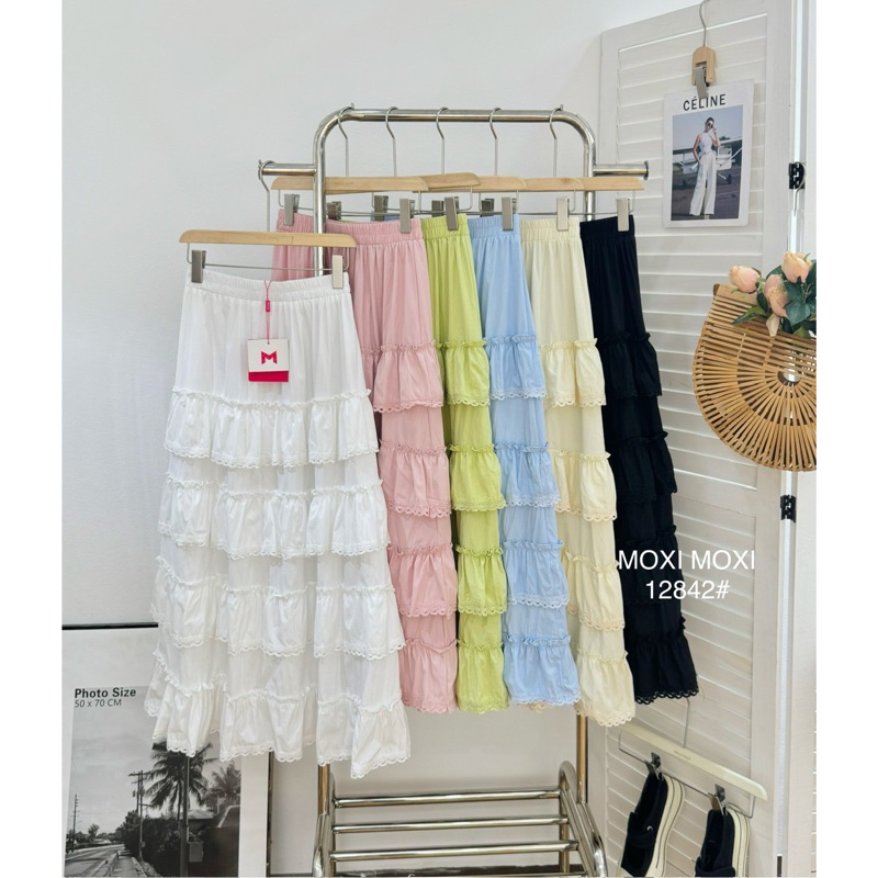 กระโปรงยาวเอวสูง ผ้าสีพื้น ต่อระบาย4ชั้น พร้อมแต่งริมลูกไม้ระบาย เอวยืด กระโปรงทรงย้วยบาน#12842