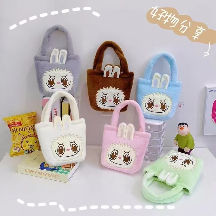 (พร้อมส่ง)Su206-COD Plush Bag, PP Cotton Plush Doll Labubu กระเป๋าเก็บ,กระเป๋า Plush Filled อะนิเมะนุ่มการ์ตูนตุ๊กตากระเ