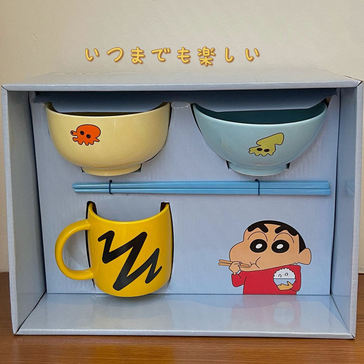 การ์ตูนเครยอนชินจังสไตล์เดียวกันบนโต๊ะอาหารกล่องของขวัญชุดนิเมชั่นชามเซรามิกแก้วจานตะเกียบของขวัญน่