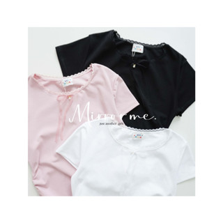 mirrorme เสื้อคอกลมลูกไม้ แต่งย่นข้าง ติดโบว์ลูกไม้น่ารัก