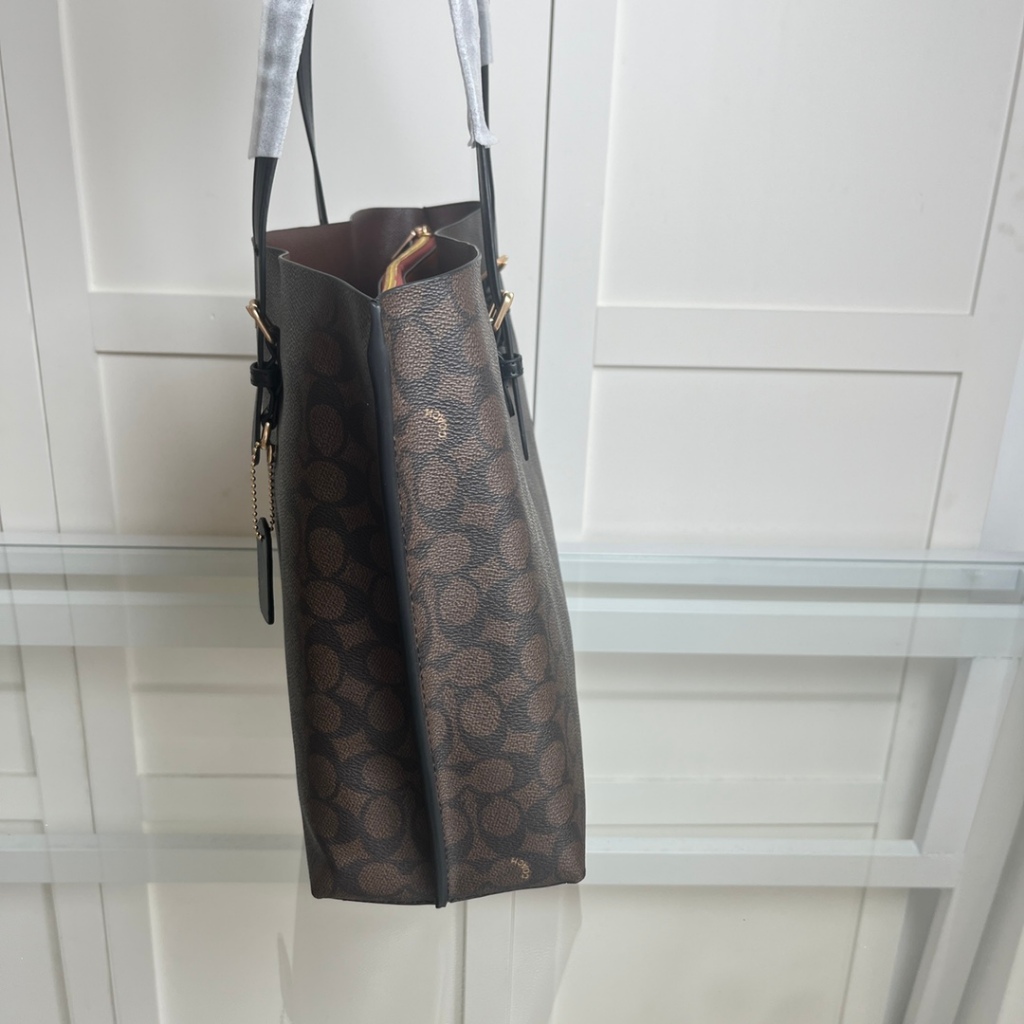 แท้💯% outlet Mollie Tote 13 นิ้ว กระเป๋าโท้ตใบใหญ่ของผู้หญิง กระเป๋าสะพายซิปกันน้ำ สามารถใส่ไอแพดได้