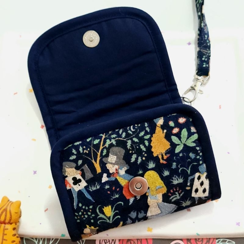 ♥️♦️♠️ กระเป๋าสตางค์ผ้า ลาย อลิซ อิน วันเดอร์แลนด์ ผ้านำเข้า alice in wonderland ราคา ถูกที่สุด ดีลบีเคเค แกลเลอรีภาพที่ 6