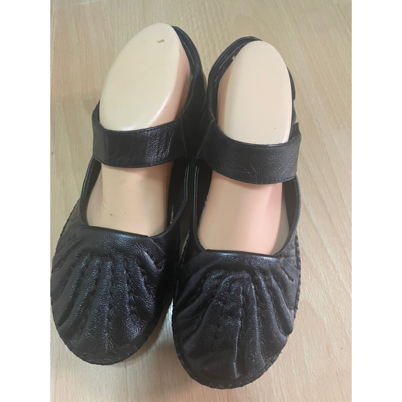 รองเท้าคัชชูหนังสีดำมือ ✌️ไซด์ 38(ยาว 24ซม)