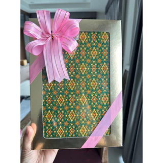 ผ้าถุงสำเร็จพร้อมใช้งานใส่กล่องพร้อมโบว์**สุ่มสีผ้า***เลือกสีโบว์ได้ค่ะ*