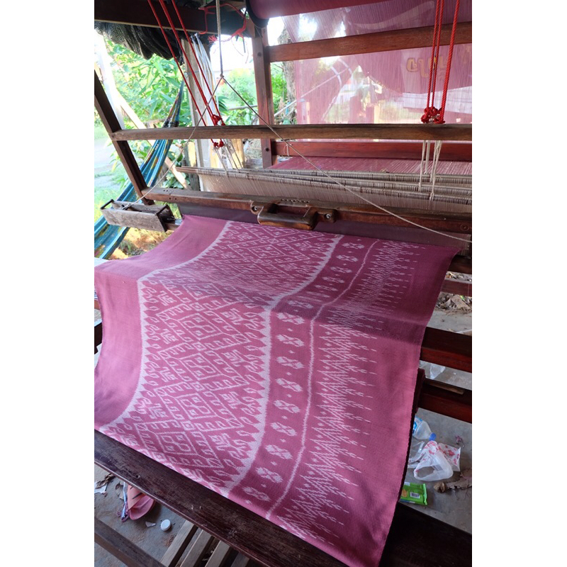 ผ้าฝ้ายมัดหมี่ทอมือ 4 ตะกอ ลายกุหลายหินสีกะปิ ร้านนิภาผ้าไทย เนื้อลายลูกแก้ว ใส่เป็นถุงหรือตัดชุดสำเร็จ ความ 2ม.
