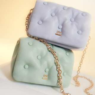 LYN กระเป๋าสะพายข้าง LYN รุ่น Emily Mini Crossbody Bag :   LL23CBF033 แท้จากชอป พร้อมอุปกรณ์