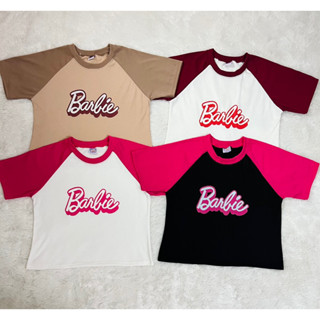 เสื้อครอปสาวอวบ ผ้าร่องยืดแขนทูโทนสกรีนBarbie อก40-50