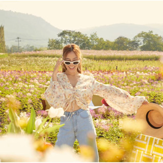 ส่งต่อ!! เสื้อแบรนด์ LookbookLookbook เสื้อครอป สีขาว แขนยาว ลายดอก รุ่น katie top spring field