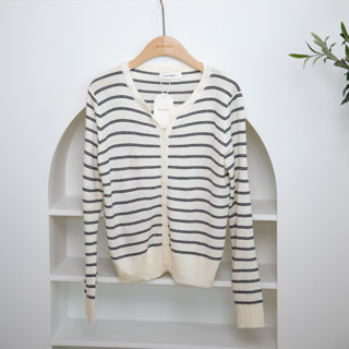 Cannie line cardigan  คาร์ดิแกนรุ่นนี้ซุปเปอร์คิ้วท์ ผ้านุ่มที่สุดดด จะใส่ตัวเดียวหรือใส่คลุมก็ได้เลยไม่ติด เพราะน่ารักทุกลุค