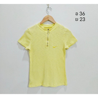 เสื้อยืดผ้าร่อง Brand Nike สีเหลือง แต่งซิปที่คอ สวยเก๋มาก  size S-M อก 36 ยาว 23  ยืดได้อีกค่ะ