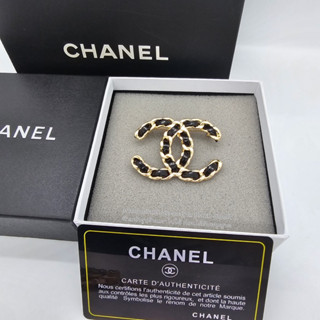 CHANEL Large Chaine Logo Gold Metal Black Brooch เข็มกลัดชาแนล CC ลายสานหนังสีดำ อะไหล่ทอง  งานไฮเอน สวยมาก