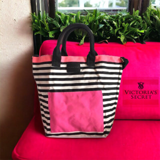 โปร 9.9‼️99 บาท❗️กระเป๋าผ้า Victoria’s Secret ใบใหญ่ Victoria s Secret Island Tote Pink Black Striped Gym Travel Bag