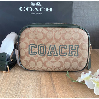 (ผ่อน0%) กระเป๋าสะพายข้าง Coach Jamie Camera Bag In Signature Canvas สี Amazon Green CE599 9 นิ้ว ลายซีสีน้ำตาล สายเขียว