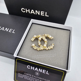 Chanel Faux Pearls and Metal CC Brooch เข็มกลัดไข่มุก ชาแนล งานสวยอะไหล่ทอง ด้านหลังปั๊มโลโก้ ลายสวยมากจริงๆค่ะ