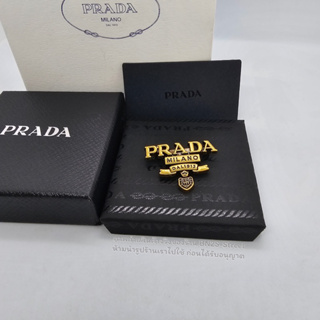 Prada Logo Gold Tone Brooch  เข็มัดโลโก้ปราด้า อะไหล่ทองรมดำ  งานสวย ปั๊มหลัง งานไฮเอน